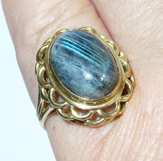 Einzelstück, Unikat-Ring "Bogengirlande" aus 333 Gelbgold mit einem großen, ovalen, blau schillernden Labardorit-Cabochon mit einer verspielt umrahmten Zargenfassung, Ringweite 51,5 -	Nur erhältlich im Onlineshop von Juwelier & Goldschmiede Danilo!