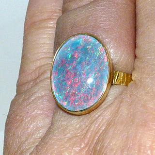 Handgefertigtes Einzelstück, Unikat-Ring aus 585 Gelbgold mit einer großen, breit-ovalen, australischen, rot-blau-grün-schillernden Opal-Triplette, borkierte Ringschiene, Ringweite 57 -	Handgefertigter Schmuck nur erhältlich bei www.danilogold-shop.de 