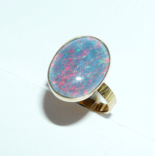 Handgefertigtes Einzelstück, Unikat-Ring aus 585 Gelbgold mit einer großen, breit-ovalen, australischen, rot-blau-grün-schillernden Opal-Triplette, borkierte Ringschiene, Ringweite 57 -	Handgefertigter Schmuck nur erhältlich bei www.danilogold-shop.de 