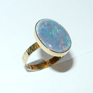 Handgefertigtes Einzelstück, Unikat-Ring aus 585 Gelbgold mit einer großen, breit-ovalen, australischen, rot-blau-grün-schillernden Opal-Triplette, borkierte Ringschiene, Ringweite 57 -	Handgefertigter Schmuck nur erhältlich bei www.danilogold-shop.de 