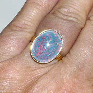 Handgefertigtes Einzelstück, Unikat-Ring aus 585 Gelbgold mit einer großen, breit-ovalen, australischen, rot-blau-grün-schillernden Opal-Triplette, borkierte Ringschiene, Ringweite 57 -	Handgefertigter Schmuck nur erhältlich bei www.danilogold-shop.de 