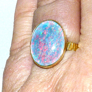 Handgefertigtes Einzelstück, Unikat-Ring aus 585 Gelbgold mit einer großen, breit-ovalen, australischen, rot-blau-grün-schillernden Opal-Triplette, borkierte Ringschiene, Ringweite 57 -	Handgefertigter Schmuck nur erhältlich bei www.danilogold-shop.de 