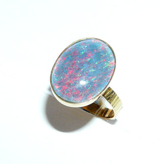 Handgefertigtes Einzelstück, Unikat-Ring aus 585 Gelbgold mit einer großen, breit-ovalen, australischen, rot-blau-grün-schillernden Opal-Triplette, borkierte Ringschiene, Ringweite 57 -	Handgefertigter Schmuck nur erhältlich bei www.danilogold-shop.de 
