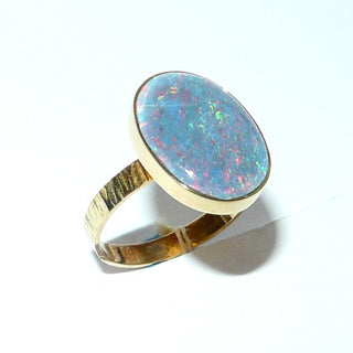 Handgefertigtes Einzelstück, Unikat-Ring aus 585 Gelbgold mit einer großen, breit-ovalen, australischen, rot-blau-grün-schillernden Opal-Triplette, borkierte Ringschiene, Ringweite 57 -	Handgefertigter Schmuck nur erhältlich bei www.danilogold-shop.de 