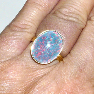Handgefertigtes Einzelstück, Unikat-Ring aus 585 Gelbgold mit einer großen, breit-ovalen, australischen, rot-blau-grün-schillernden Opal-Triplette, borkierte Ringschiene, Ringweite 57 -	Handgefertigter Schmuck nur erhältlich bei www.danilogold-shop.de 