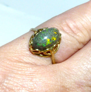 Einzelstück, Unikat-Ring aus 333 Gold mit einem grün-gelb schillernden, ovalen australischen Matrix-Opal, Ringweite 53 -	Unikatschmuck nur erhältlich im Onlineshop von Juwelier & Goldschmiede Danilo! 