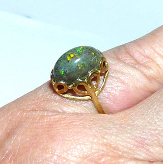 Einzelstück, Unikat-Ring aus 333 Gold mit einem grün-gelb schillernden, ovalen australischen Matrix-Opal, Ringweite 53 -	Unikatschmuck nur erhältlich im Onlineshop von Juwelier & Goldschmiede Danilo! 