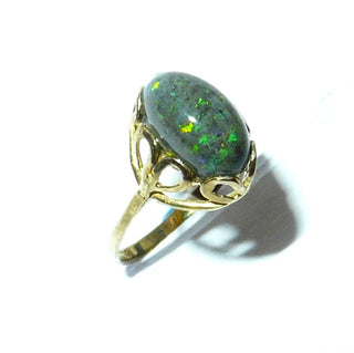 Einzelstück, Unikat-Ring aus 333 Gold mit einem grün-gelb schillernden, ovalen australischen Matrix-Opal, seitliche Durchbrüche in der Fassung in Blattform, Ringweite 53 -	Unikatschmuck nur erhältlich im Onlineshop von Juwelier & Goldschmiede Danilo! 