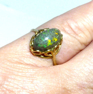 Einzelstück, Unikat-Ring aus 333 Gold mit einem grün-gelb schillernden, ovalen australischen Matrix-Opal, seitliche Durchbrüche in der Fassung in Blattform, Ringweite 53 -	Unikatschmuck nur erhältlich im Onlineshop von Juwelier & Goldschmiede Danilo! 