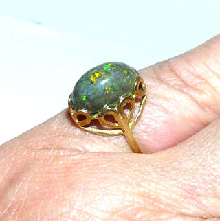 Einzelstück, Unikat-Ring aus 333 Gold mit einem grün-gelb schillernden, ovalen australischen Matrix-Opal, seitliche Durchbrüche in der Fassung in Blattform, Ringweite 53 -	Unikatschmuck nur erhältlich im Onlineshop von Juwelier & Goldschmiede Danilo! 