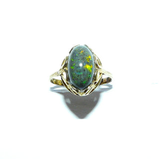 Einzelstück, Unikat-Ring aus 333 Gold mit einem grün-gelb schillernden, ovalen australischen Matrix-Opal, seitliche Durchbrüche in der Fassung in Blattform, Ringweite 53 -	Unikatschmuck nur erhältlich im Onlineshop von Juwelier & Goldschmiede Danilo! 