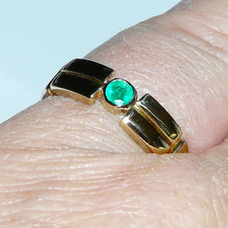 Handgearbeitetes Einzelstück, Unikat-Ring aus 750 Gelbgold mit einem runden facettierten Smaragd von 0,13 Karat, sicher in einer Zargenfassung eingefaßt, Ringweite 52,5 -	Handgefertigtes Unikat! Nur im Danilo Gold Online Shop!