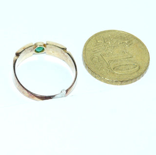 Handgearbeitetes Einzelstück, Unikat-Ring aus 750 Gelbgold mit einem runden facettierten Smaragd von 0,13 Karat, sicher in einer Zargenfassung eingefaßt, Ringweite 52,5 -	Handgefertigtes Unikat! Nur im Danilo Gold Online Shop!