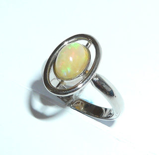 Handgefertigtes Einzelstück, Unikat-Ring aus massivem 585 Palladium-Weißgold mit einem grün-orange schillernden, äthiopischen, ovalen Welo-Opal, sicher eingefaßt in einer Zargenfassung, umrandet mit einem aus einem Runddraht geformten Oval, poliert, Ringweite 55,5 -	Handgefertigtes Unikat! Nur im Danilo Gold Online Shop!