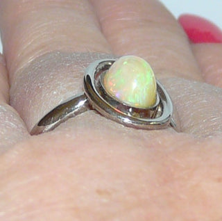 Handgefertigtes Einzelstück, Unikat-Ring aus massivem 585 Palladium-Weißgold mit einem grün-orange schillernden, äthiopischen, ovalen Welo-Opal, sicher eingefaßt in einer Zargenfassung, umrandet mit einem aus einem Runddraht geformten Oval, poliert, Ringweite 55,5 -	Handgefertigtes Unikat! Nur im Danilo Gold Online Shop!