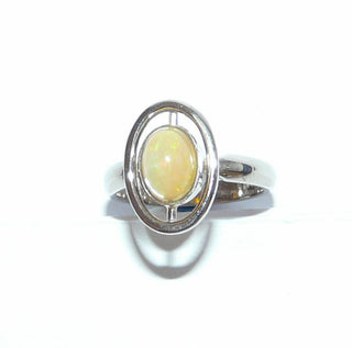 Handgefertigtes Einzelstück, Unikat-Ring aus massivem 585 Palladium-Weißgold mit einem grün-orange schillernden, äthiopischen, ovalen Welo-Opal, sicher eingefaßt in einer Zargenfassung, umrandet mit einem aus einem Runddraht geformten Oval, poliert, Ringweite 55,5 -	Handgefertigtes Unikat! Nur im Danilo Gold Online Shop!