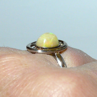 Handgefertigtes Einzelstück, Unikat-Ring aus massivem 585 Palladium-Weißgold mit einem grün-orange schillernden, äthiopischen, ovalen Welo-Opal, sicher eingefaßt in einer Zargenfassung, umrandet mit einem aus einem Runddraht geformten Oval, poliert, Ringweite 55,5 -	Handgefertigtes Unikat! Nur im Danilo Gold Online Shop!