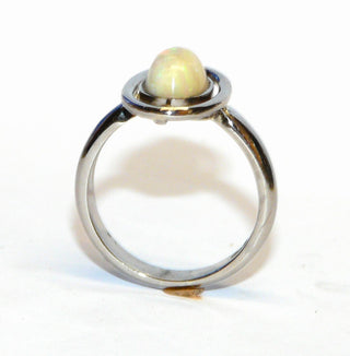 Handgefertigtes Einzelstück, Unikat-Ring aus massivem 585 Palladium-Weißgold mit einem grün-orange schillernden, äthiopischen, ovalen Welo-Opal, sicher eingefaßt in einer Zargenfassung, umrandet mit einem aus einem Runddraht geformten Oval, poliert, Ringweite 55,5 -	Handgefertigtes Unikat! Nur im Danilo Gold Online Shop!