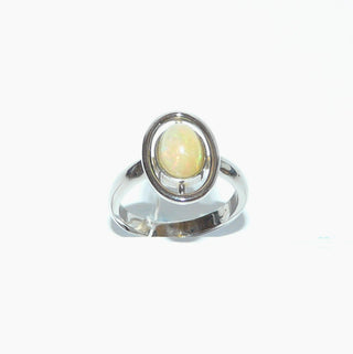 Handgefertigtes Einzelstück, Unikat-Ring aus massivem 585 Palladium-Weißgold mit einem grün-orange schillernden, äthiopischen, ovalen Welo-Opal, sicher eingefaßt in einer Zargenfassung, umrandet mit einem aus einem Runddraht geformten Oval, poliert, Ringweite 55,5 -	Handgefertigtes Unikat! Nur im Danilo Gold Online Shop!