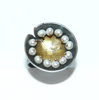 Unikat-Ring aus 925 Silber oxidiert + 999 Gold (Feingold), Handarbeit in Keum Boo Technik, die Süßwasser-Perlen sind mit 750-er Gold Stiften beweglich befestigt -	Handgefertigtes Unikat! Nur im Onlineshop von Juwelier & Goldschmiede Danilo!