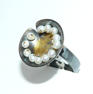 Unikat-Ring aus 925 Silber oxidiert + 999 Gold (Feingold), Handarbeit in Keum Boo Technik, die Süßwasser-Perlen sind mit 750-er Gold Stiften beweglich befestigt -	Handgefertigtes Unikat! Nur im Onlineshop von Juwelier & Goldschmiede Danilo!