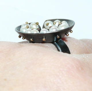 Unikat-Ring aus 925 Silber oxidiert + 999 Gold (Feingold), Handarbeit in Keum Boo Technik, die Süßwasser-Perlen sind mit 750-er Gold Stiften beweglich befestigt -	Handgefertigtes Unikat! Nur im Onlineshop von Juwelier & Goldschmiede Danilo!