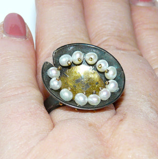 Unikat-Ring aus 925 Silber oxidiert + 999 Gold (Feingold), Handarbeit in Keum Boo Technik, die Süßwasser-Perlen sind mit 750-er Gold Stiften beweglich befestigt -	Handgefertigtes Unikat! Nur im Onlineshop von Juwelier & Goldschmiede Danilo!