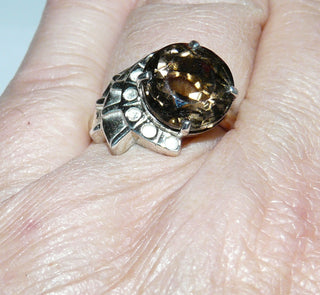 Einzelstück, Unikat-Ring "Schneckengehäuse" aus 925 Silber mit einem runden, funkelnd facettierten, braunen Rauchquarz, sicher gehalten durch einen 4-Krapper-Chaton, Ringweite 59 -	Unikatschmuck nur erhältlich im Onlineshop von Juwelier & Goldschmiede Danilo! 