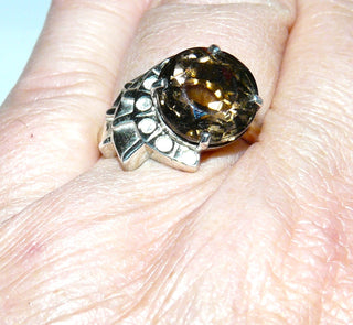 Einzelstück, Unikat-Ring "Schneckengehäuse" aus 925 Silber mit einem runden, funkelnd facettierten, braunen Rauchquarz, sicher gehalten durch einer 4-Krapper-Fassung, Ringweite 59 - Unikatschmuck nur erhältlich im Onlineshop von Juwelier & Goldschmiede Danilo! 