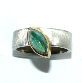 handgefertigtes Einzelstück, Unikat-Ring aus 925 Silber und einer Zargenfassung aus 900-er Gelbgold, asymmetrisch eingelassener flaschengrüner Turmalin-Cabochon in Navetteform mit schönen dezenten Einschlüssen, seidenmattierte Ringschiene, Ringweite 52 -	Handarbeiten online bestellen bei Juwelier & Goldschmiede Danilo!