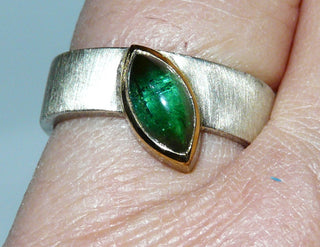 handgefertigtes Einzelstück, Unikat-Ring aus 925 Silber und einer Zargenfassung aus 900-er Gelbgold, asymmetrisch eingelassener flaschengrüner Turmalin-Cabochon in Navetteform mit schönen dezenten Einschlüssen, seidenmattierte Ringschiene, Ringweite 52 -	Handarbeiten online bestellen bei Juwelier & Goldschmiede Danilo!