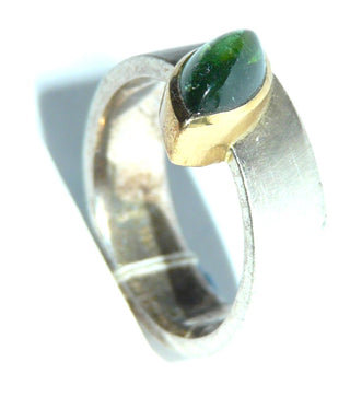 handgefertigtes Einzelstück, Unikat-Ring aus 925 Silber sowie einer Zargenfassung aus 900-er Gelbgold, asymmetrisch eingelassener, flaschengrüner Turmalin-Cabochon in Navetteform / Marquise, mit schönen, dezenten, für den Turmalin typischen Einschlüssen, seidenmattierte Ringschiene, Ringweite 52 - Handarbeiten online bestellen bei Juwelier & Goldschmiede Danilo!