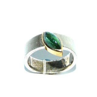 handgefertigtes Einzelstück, Unikat-Ring aus 925 Silber sowie einer Zargenfassung aus 900-er Gelbgold, asymmetrisch eingelassener, flaschengrüner Turmalin-Cabochon in Navetteform / Marquise, mit schönen, dezenten, für den Turmalin typischen Einschlüssen, seidenmattierte Ringschiene, Ringweite 52 - Handarbeiten online bestellen bei Juwelier & Goldschmiede Danilo!