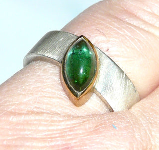 handgefertigtes Einzelstück, Unikat-Ring aus 925 Silber sowie einer Zargenfassung aus 900-er Gelbgold, asymmetrisch eingelassener, flaschengrüner Turmalin-Cabochon in Navetteform / Marquise, mit schönen, dezenten, für den Turmalin typischen Einschlüssen, seidenmattierte Ringschiene, Ringweite 52 - Handarbeiten online bestellen bei Juwelier & Goldschmiede Danilo!