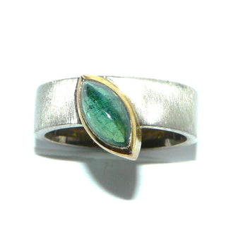 handgefertigtes Einzelstück, Unikat-Ring aus 925 Silber sowie einer Zargenfassung aus 900-er Gelbgold, asymmetrisch eingelassener, flaschengrüner Turmalin-Cabochon in Navetteform / Marquise, mit schönen, dezenten, für den Turmalin typischen Einschlüssen, seidenmattierte Ringschiene, Ringweite 52 - Handarbeiten online bestellen bei Juwelier & Goldschmiede Danilo!