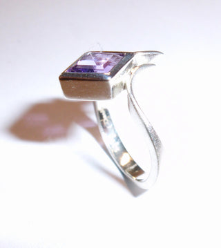 Einzelstück, Handarbeit, Ring aus 925 Silber mit einem rautenförmigen, facettierten Amethyst, ca. 11 mm X 7,8 mm, Ringweite 56 -	
-	Handgefertigtes Unikat! Nur im Danilo Gold Online Shop!
