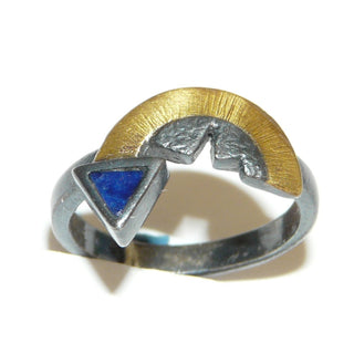 Handgefertigtes Einzelstück, Ring  "Bogenpfeil" aus 925 Silber + einem Bogen-Ornament aus 750 Gelbgold, das dunkelblaue Lapislazuli-Dreieck ist glatt in die Ringschiene eingelegt, geschwärzt + mattiert, Ringweite 51 -	Handgefertigtes Unikat! Nur im Onlineshop von Juwelier & Goldschmiede Danilo!