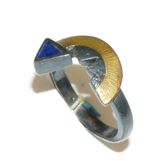 Handgefertigtes Einzelstück, Ring  "Bogenpfeil" aus 925 Silber + einem Bogen-Ornament aus 750 Gelbgold, das dunkelblaue Lapislazuli-Dreieck ist glatt in die Ringschiene eingelegt, geschwärzt + mattiert, Ringweite 51 -	Handgefertigtes Unikat! Nur im Onlineshop von Juwelier & Goldschmiede Danilo!