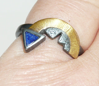 Handgefertigtes Einzelstück, Ring  "Bogenpfeil" aus 925 Silber + einem Bogen-Ornament aus 750 Gelbgold, das dunkelblaue Lapislazuli-Dreieck ist glatt in die Ringschiene eingelegt, geschwärzt + mattiert, Ringweite 51 -	Handgefertigtes Unikat! Nur im Onlineshop von Juwelier & Goldschmiede Danilo!