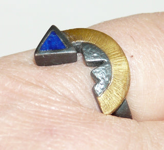 Handgefertigtes Einzelstück, Ring  "Bogenpfeil" aus 925 Silber + einem Bogen-Ornament aus 750 Gelbgold, das dunkelblaue Lapislazuli-Dreieck ist glatt in die Ringschiene eingelegt, geschwärzt + mattiert, Ringweite 51 -	Handgefertigtes Unikat! Nur im Onlineshop von Juwelier & Goldschmiede Danilo!