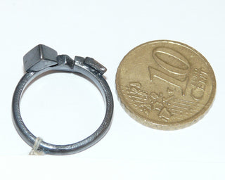 Handgefertigtes Einzelstück, Ring  "Bogenpfeil" aus 925 Silber + einem Bogen-Ornament aus 750 Gelbgold, das dunkelblaue Lapislazuli-Dreieck ist glatt in die Ringschiene eingelegt, geschwärzt + mattiert, Ringweite 51 -	Handgefertigtes Unikat! Nur im Onlineshop von Juwelier & Goldschmiede Danilo!