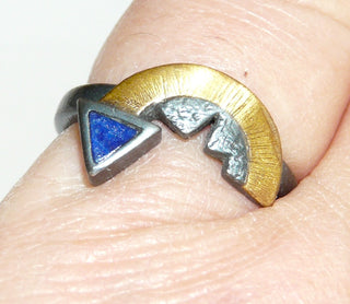Handgefertigtes Einzelstück, Ring "Bogenpfeil" aus 925 Silber sowie einem Bogen-Ornament aus 750 Gelbgold, das Königsblaue Lapislazuli-Dreieck ist glatt in die Ringschiene eingelegt, geschwärzt + mattiert, Ringweite 51 - Handgefertigtes Unikat! Nur im Onlineshop von Juwelier & Goldschmiede Danilo!