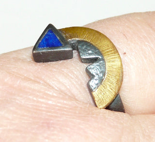 Handgefertigtes Einzelstück, Ring "Bogenpfeil" aus 925 Silber sowie einem Bogen-Ornament aus 750 Gelbgold, das Königsblaue Lapislazuli-Dreieck ist glatt in die Ringschiene eingelegt, geschwärzt + mattiert, Ringweite 51 - Handgefertigtes Unikat! Nur im Onlineshop von Juwelier & Goldschmiede Danilo!