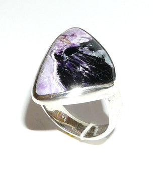 Handgefertigtes Einzelstück, Unikat-Ring aus 925 Silber mit einem zart violett-schwarzen, leicht schillernden Charoit-Dreieck, poliert mit u-förmiger Steigbügel-Schiene, Ringweite ca. 58 -	Handgefertigtes Unikat! Nur im Onlineshop von Juwelier & Goldschmiede Danilo!