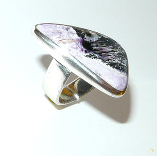 Handgefertigtes Einzelstück, Unikat-Ring aus 925 Silber mit einem zart violett-schwarzen, leicht schillernden Charoit-Dreieck, poliert mit u-förmiger Steigbügel-Schiene, Ringweite ca. 58 -	Handgefertigtes Unikat! Nur im Onlineshop von Juwelier & Goldschmiede Danilo!