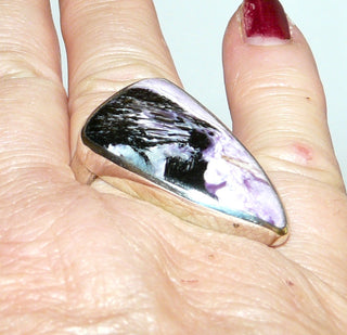 Handgefertigtes Einzelstück, Unikat-Ring aus 925 Silber mit einem zart violett-schwarzen, leicht schillernden Charoit-Dreieck, poliert mit u-förmiger Steigbügel-Schiene, Ringweite ca. 58 -	Handgefertigtes Unikat! Nur im Onlineshop von Juwelier & Goldschmiede Danilo!