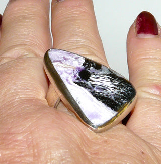 Handgefertigtes Einzelstück, Unikat-Ring aus 925 Silber mit einem zart violett-schwarzen, leicht schillernden Charoit-Dreieck, poliert mit u-förmiger Steigbügel-Schiene, Ringweite ca. 58 -	Handgefertigtes Unikat! Nur im Onlineshop von Juwelier & Goldschmiede Danilo!