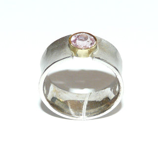 Handgefertigtes Einzelstück, Unikat-Ring aus 925 Silber mit einer Fassung aus 585 Gelbgold, in der ein facettierter, runder, zart rosa Turmalin sicher eingefaßt ist, die gekehlte Ringschiene hat eine Oberflächengestaltung in mattem Hammerschlag, die Kanten sind poliert, Ringweite ca. 58 -	Handarbeiten online bestellen bei Juwelier & Goldschmiede Danilo!