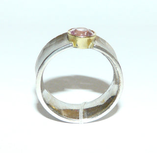 Handgefertigtes Einzelstück, Unikat-Ring aus 925 Silber mit einer Fassung aus 585 Gelbgold, in der ein facettierter, runder, zart rosa Turmalin sicher eingefaßt ist, die gekehlte Ringschiene hat eine Oberflächengestaltung in mattem Hammerschlag, die Kanten sind poliert, Ringweite ca. 58 -	Handarbeiten online bestellen bei Juwelier & Goldschmiede Danilo!