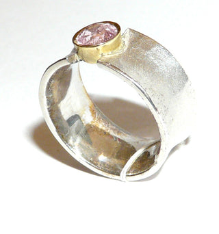 Handgefertigtes Einzelstück, Unikat-Ring aus 925 Silber mit einer Fassung aus 585 Gelbgold, in der ein facettierter, runder, zart rosa Turmalin sicher eingefaßt ist, die gekehlte Ringschiene hat eine Oberflächengestaltung in mattem Hammerschlag, die Kanten sind poliert, Ringweite ca. 58 -	Handarbeiten online bestellen bei Juwelier & Goldschmiede Danilo!
